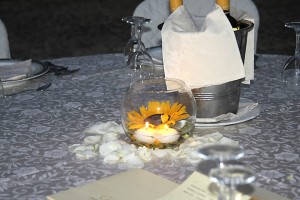 centro tavola margherita e candele acquatiche